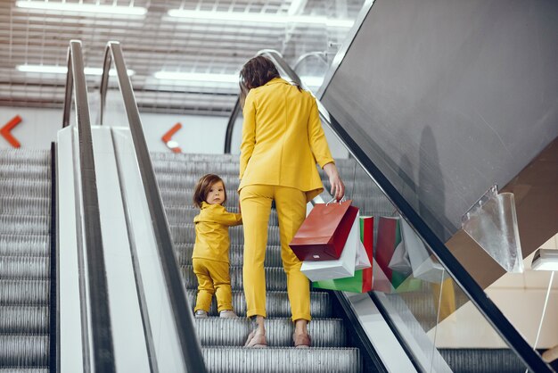 Mutter und Tochter mit Einkaufstasche