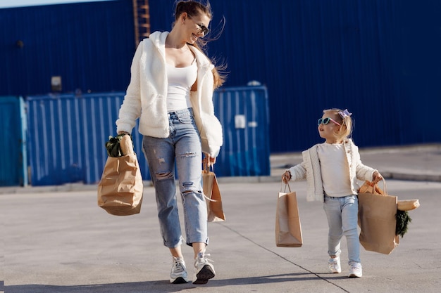 Kostenloses Foto mutter und tochter mit einkaufstüten