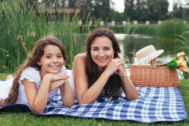 Mutter und Tochter posieren am See