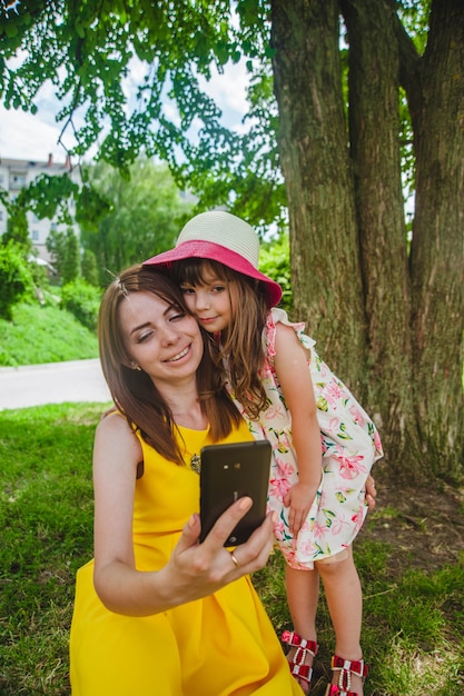 Mutter und Tochter posieren für ein Foto