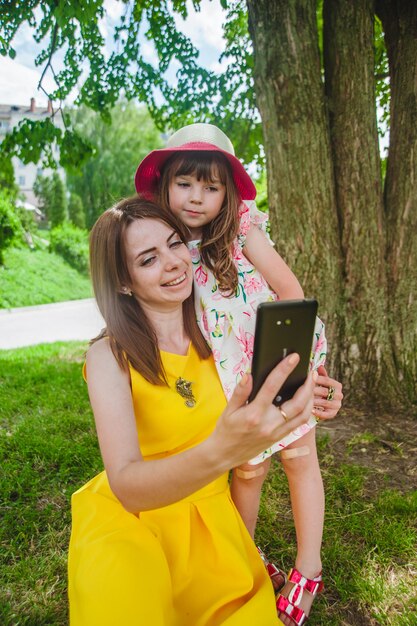 Mutter und Tochter posieren für ein Foto