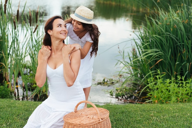 Mutter und Tochter schauen sich am See an