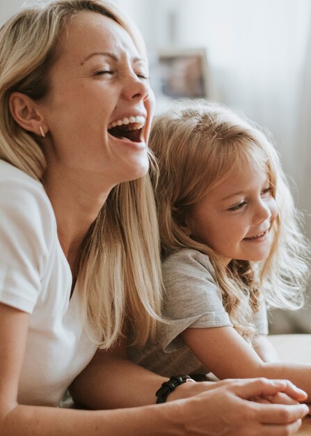 Mutter und Tochter schauen sich einen Cartoon auf einem digitalen Tablet an