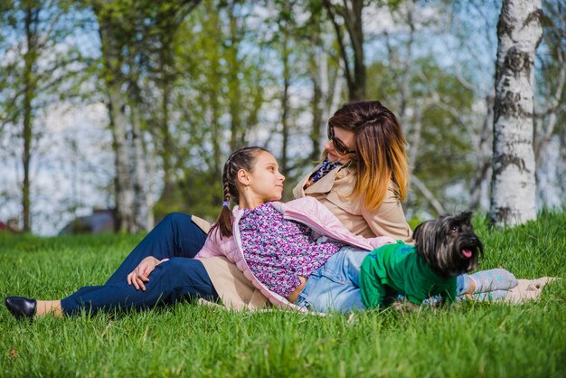 Mutter und Tochter schauen sich im Park an