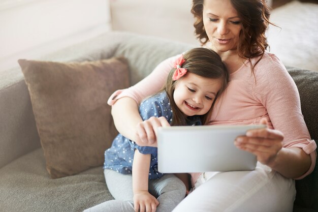 Mutter und Tochter sehen Video auf einem Tablet