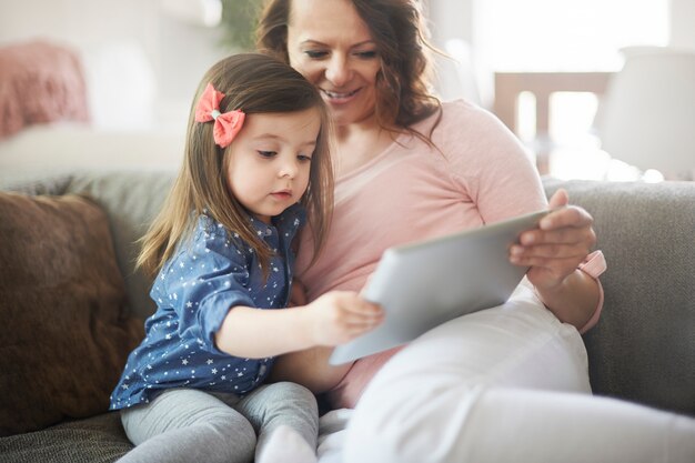 Mutter und Tochter sehen Video auf einem Tablet