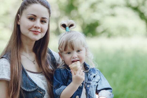 Mutter und Tochter sitzen zusammen