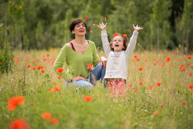 Mutter und Tochter spielen auf der Wiese im Frühjahr