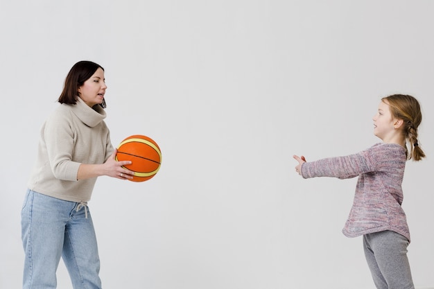 Mutter und Tochter spielen Basketball
