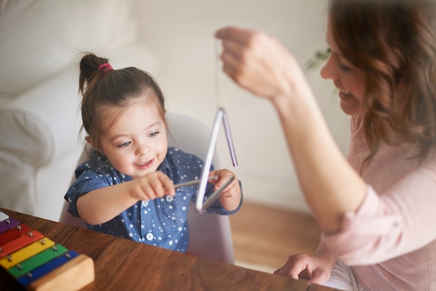 Mutter und Tochter spielen das Dreieck