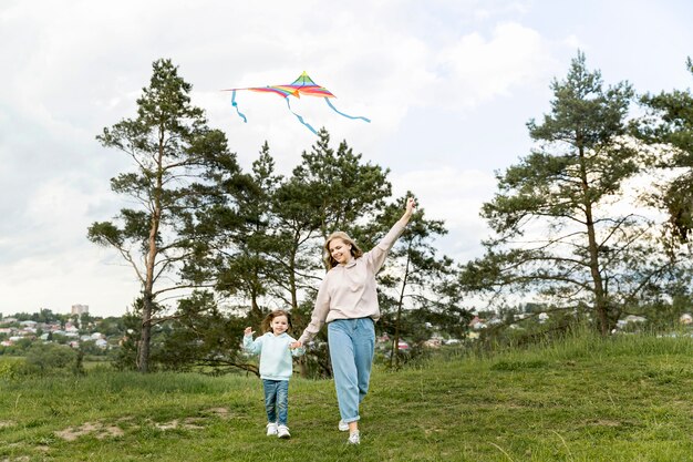 Mutter und Tochter spielen mit Drachen