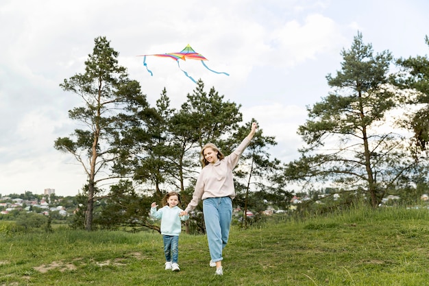 Mutter und Tochter spielen mit Drachen