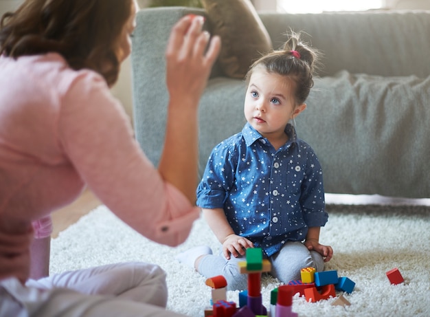 Kostenloses Foto mutter und tochter spielen mit spielzeug