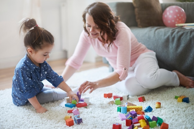 Mutter und Tochter spielen mit Spielzeug