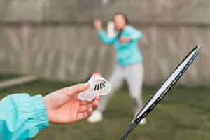 Kostenloses Foto mutter und tochter spielen tennis