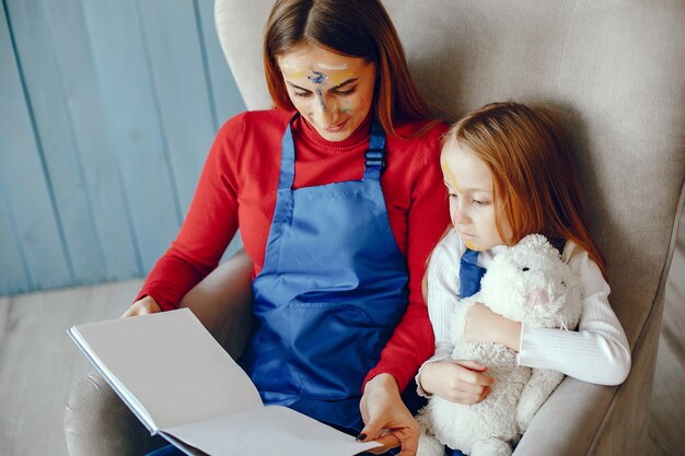 Mutter und Tochter spielen