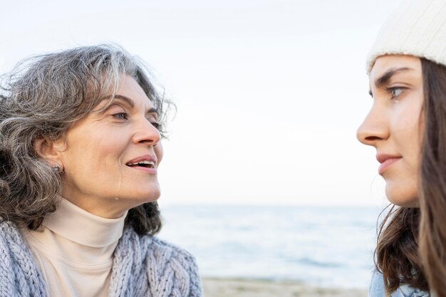 Mutter und Tochter treffen sich am Strand