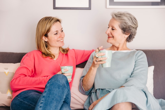 Mutter und Tochter trinken