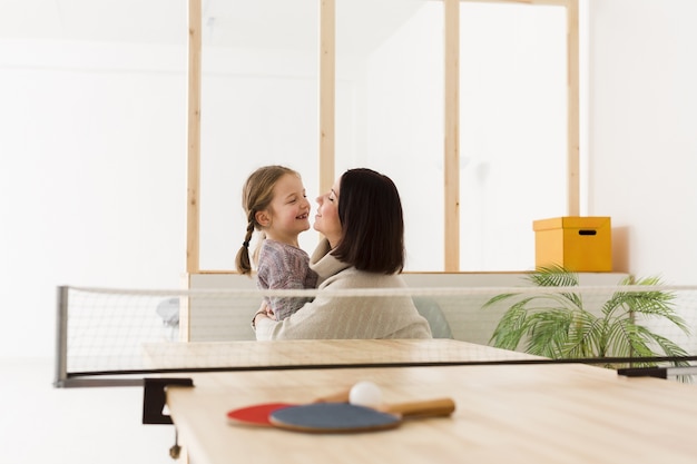 Mutter und Tochter umarmen sich