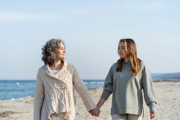 Mutter und Tochter verbringen gemeinsam Zeit am Strand beach