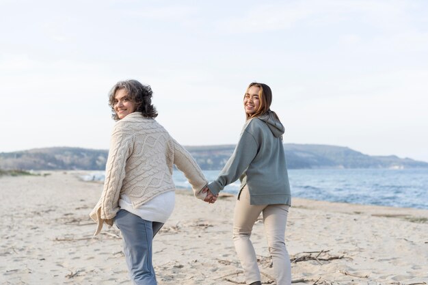 Mutter und Tochter verbringen gemeinsam Zeit am Strand beach