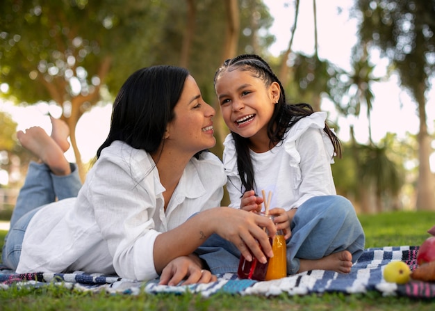 Kostenloses Foto mutter und tochter verbringen gemeinsam zeit draußen im park zum muttertag