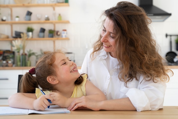 Mutter und Tochter verbringen Zeit miteinander