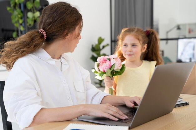 Mutter und Tochter verbringen Zeit miteinander