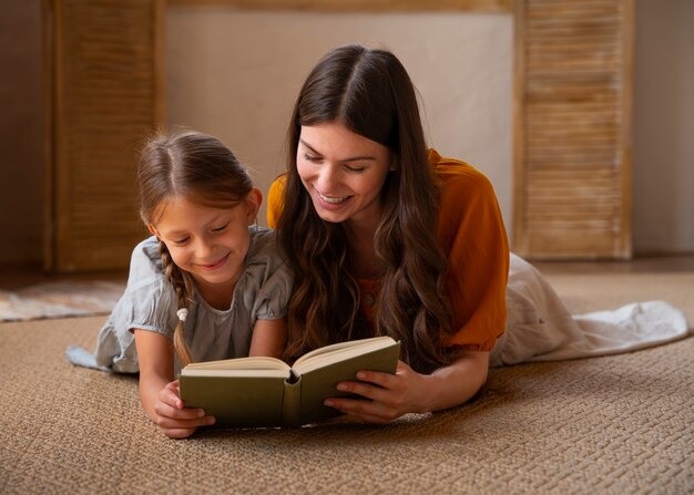 Mutter und Tochter verbringen Zeit zusammen, während sie Leinenkleidung tragen