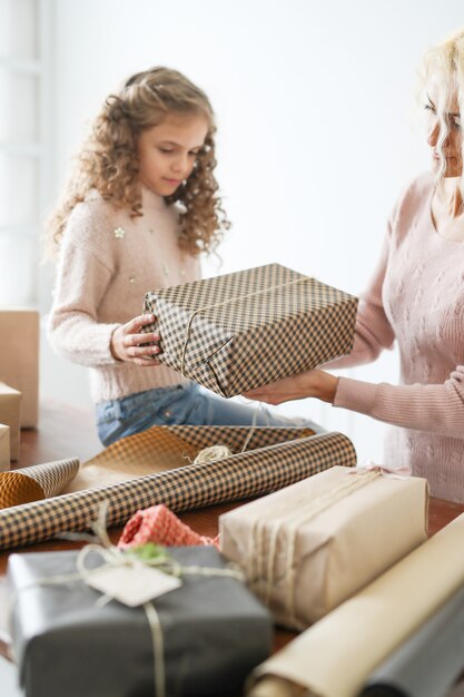 Mutter und Tochter verpacken Geschenke