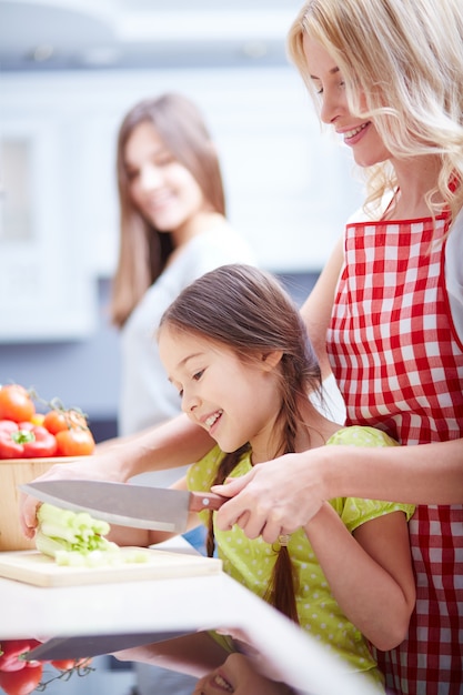 Mutter und Tochter Vorbereitung Gemüsesalat