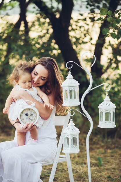 Mutter und Tochter zusammen im Garten im Freien