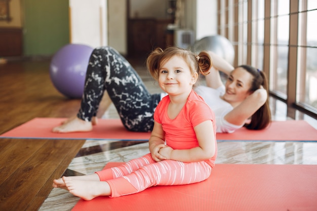 Kostenloses Foto mutter- und tochtertraining in einer turnhalle