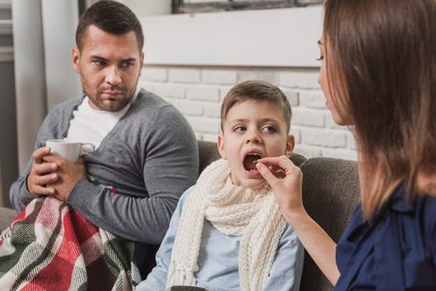 Mutter und Vater kümmern sich um den Sohn