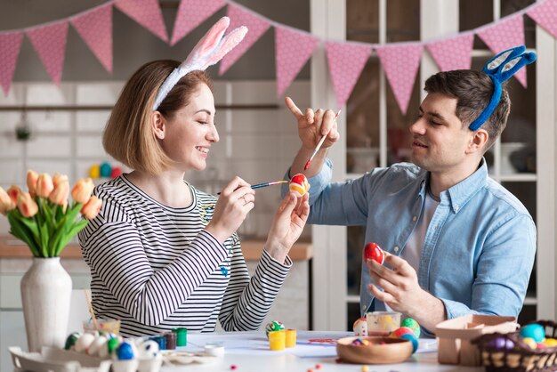 Mutter und Vater spielen mit Farbe