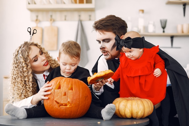 Mutter Vater und Kinder in Kostümen und Make-up. Familie bereiten sich auf die Feier von Halloween vor.