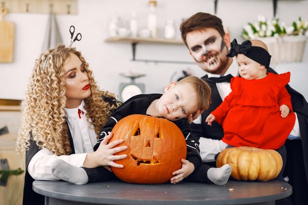 Mutter Vater und Kinder in Kostümen und Make-up. Familie bereiten sich auf die Feier von Halloween vor.