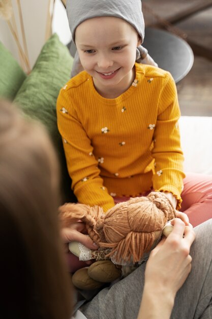 Mutter verbringt während der Therapie Zeit mit ihrem Kind