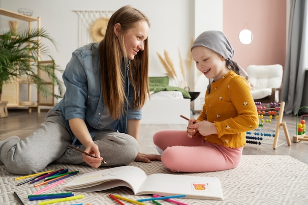 Mutter verbringt während der Therapie Zeit mit ihrem Kind