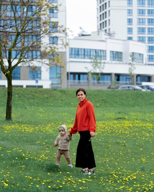 Kostenloses Foto mutter verbringt zeit mit ihrem baby