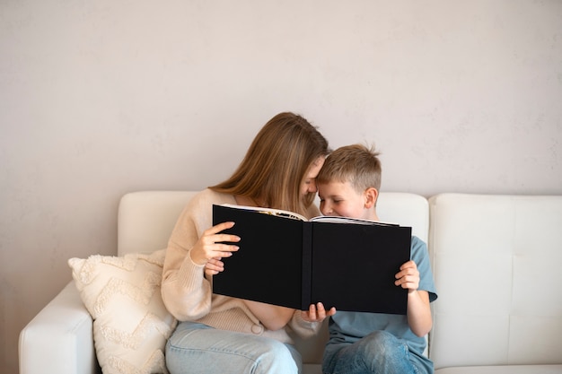 Mutter verbringt Zeit mit ihrem Kind