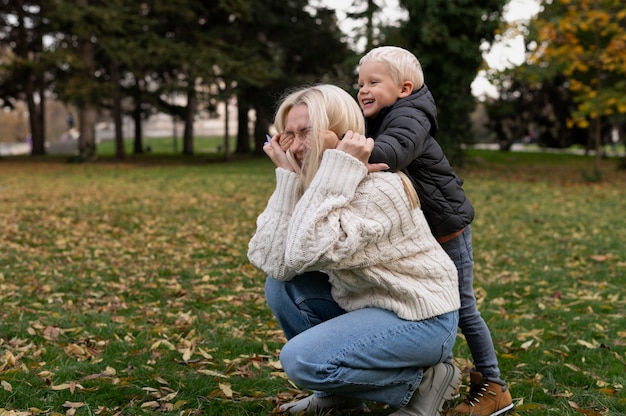 Kostenloses Foto mutter verbringt zeit mit ihrem kind