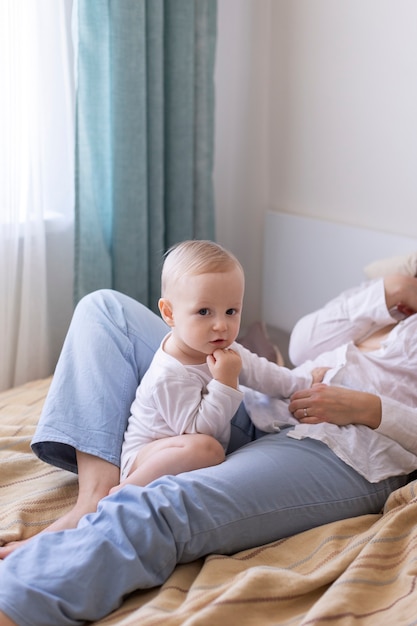 Mutter verbringt Zeit mit ihrem Kind