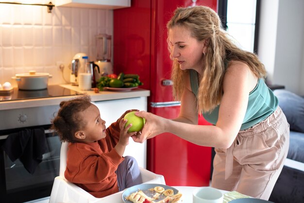 Mutter verbringt Zeit mit ihrem schwarzen Baby