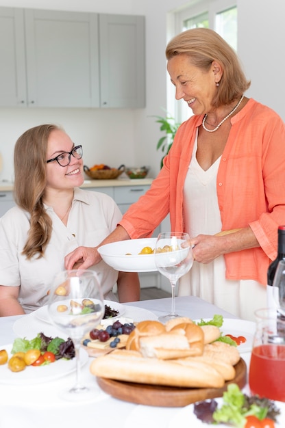 Mutter verbringt Zeit mit ihrer Tochter zu Hause