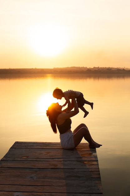 Kostenloses Foto mutter verbringt zeit mit kind am strand