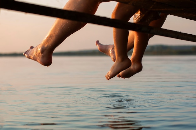 Kostenloses Foto mutter verbringt zeit mit kind am strand