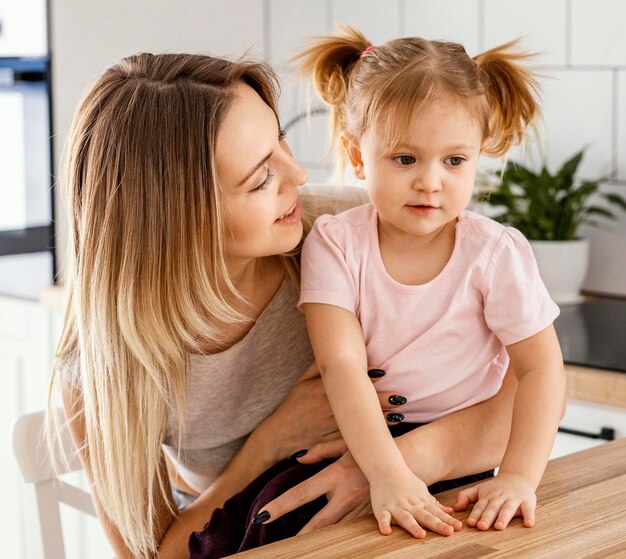 Mutter verbringt Zeit zusammen mit ihrer Tochter