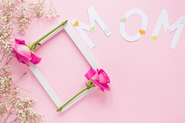 Mutteraufschrift mit Rahmen und Rosen auf Tabelle