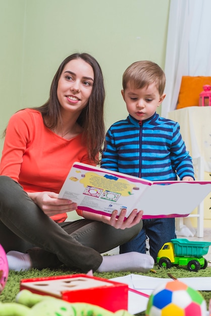 Mutterlesebuch mit Sohn im Kinderraum